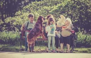 Familie jung bis alt auf Parkbank